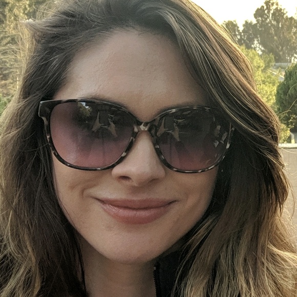 Profile Picture of Cassandra Silver (@cassandrasilver) on Poshmark