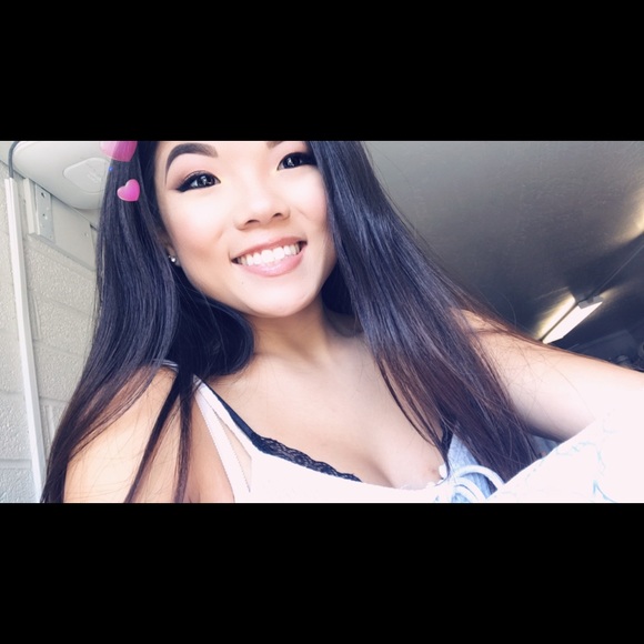 Profile Picture of Chloe Huntsinger (@chloemarie754) on Poshmark