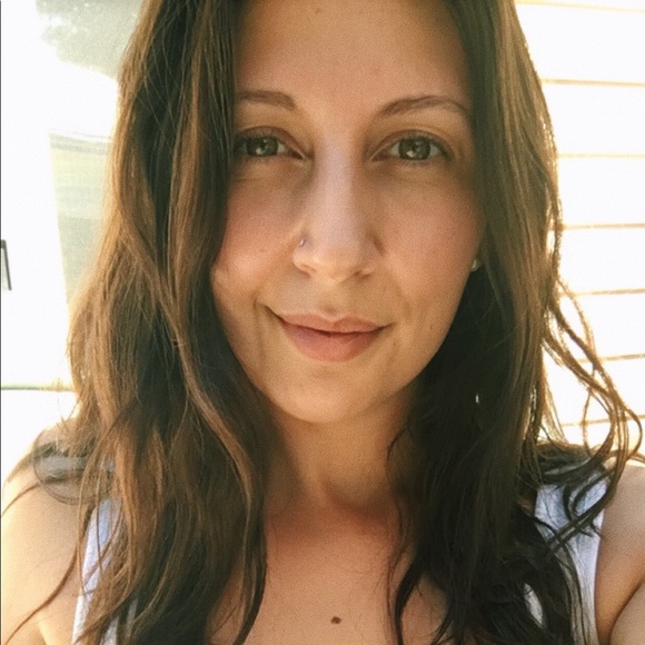 Profile Picture of Lizzie Yoder (@lizyodz) on Poshmark