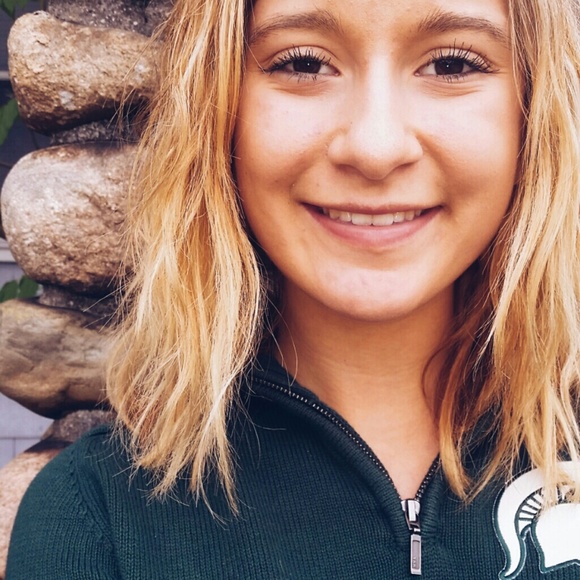 Profile Picture of Kyrsee Tingstad (@kyrsrenae) on Poshmark