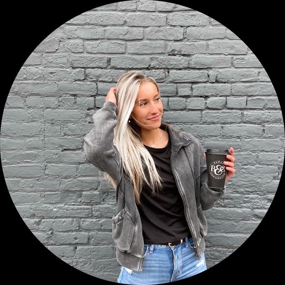 Profile Picture of Addy Lauritzen (@adelaide2001) on Poshmark