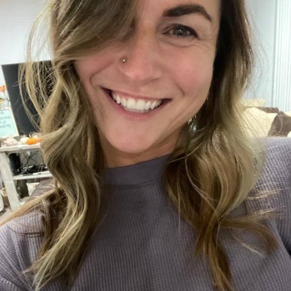 Profile Picture of Angela Eder (@ameder) on Poshmark