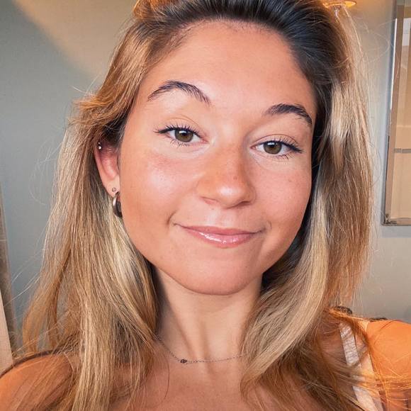 Profile Picture of Stephanie Schiavoni (@dsra425) on Poshmark