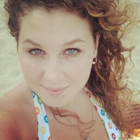 Profile Picture of Felicia Swigart (@fswigart) on Poshmark