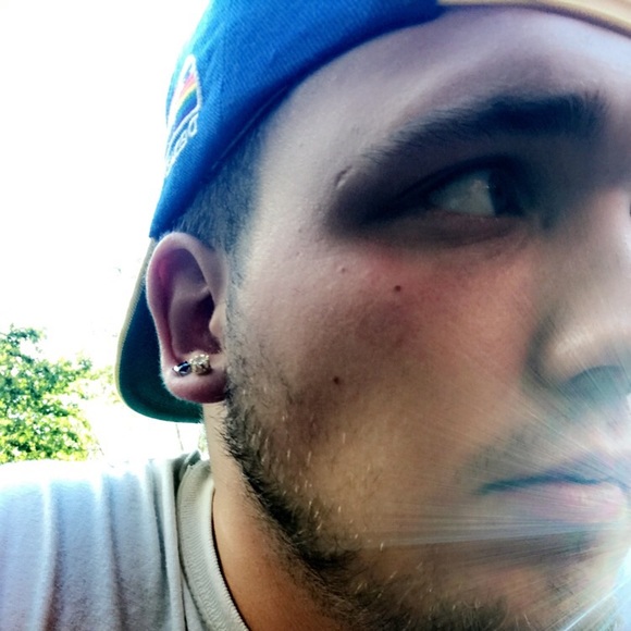 Profile Picture of Mike Goncalves (@mikehoyt) on Poshmark