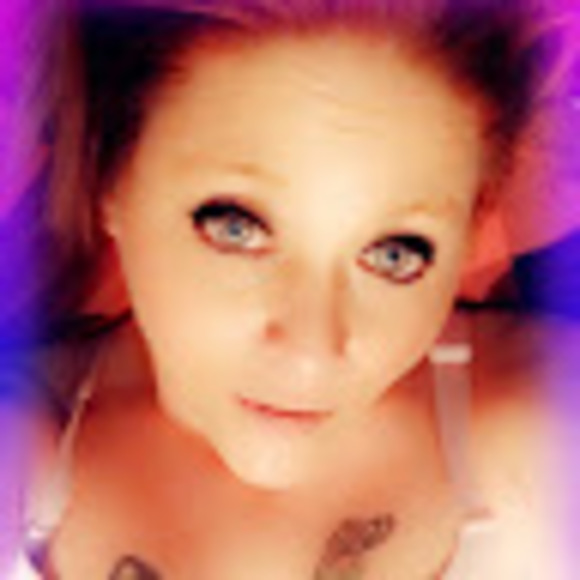 Profile Picture of Scott and amanda Ely (@scottnmandy22) on Poshmark