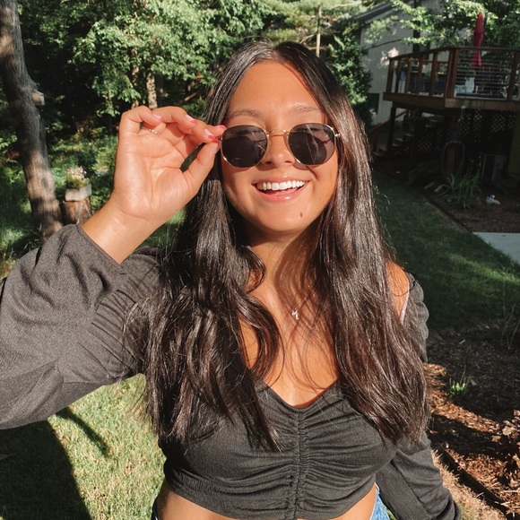 Profile Picture of Laura Kulhanek (@kulhan12) on Poshmark