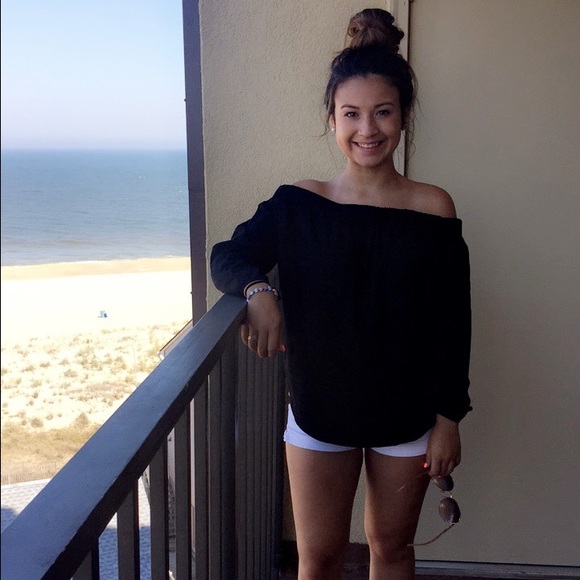 Profile Picture of Amanda Tremblay (@mannytrem) on Poshmark