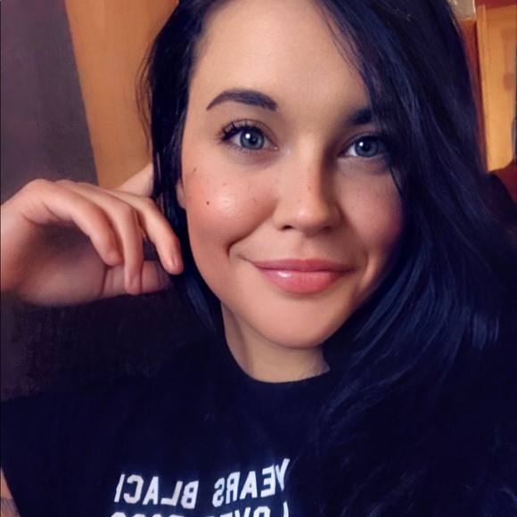 Profile Picture of Bobbie Ragone (@bobbier22) on Poshmark