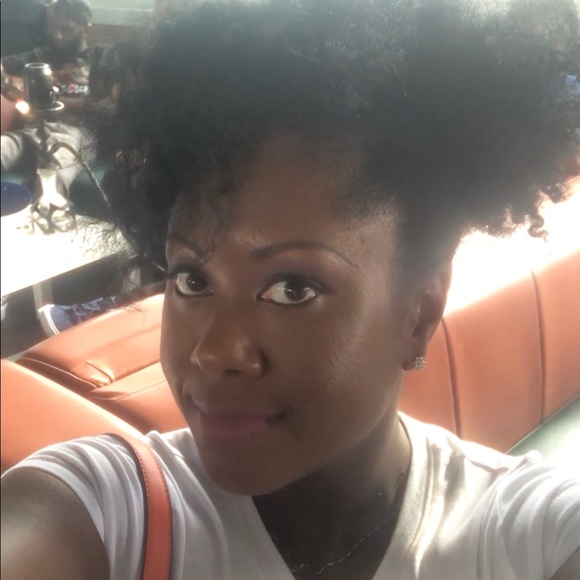 Profile Picture of Tomica Moore (@tomicamoore) on Poshmark