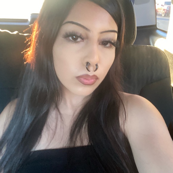 Profile Picture of Samantha Botello (@descuartzada) on Poshmark