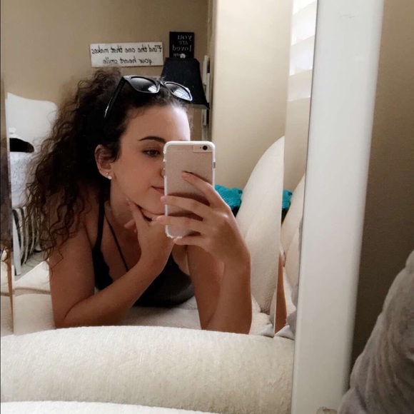 Profile Picture of Olivia Root (@oliviaroot123) on Poshmark