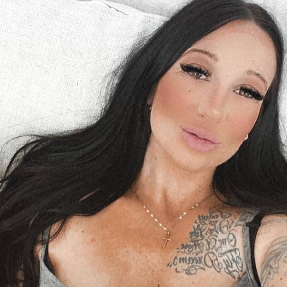 Profile Picture of Aurélia Sanchèz (@aureliie05) on Poshmark