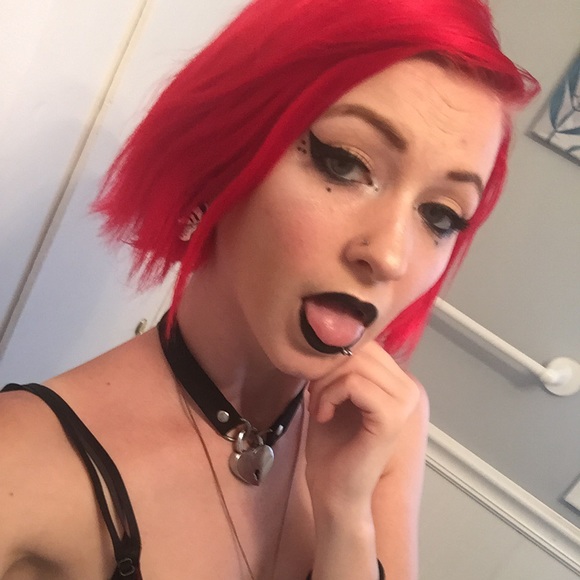 Profile Picture of Amy Surber (@amylynn9622) on Poshmark