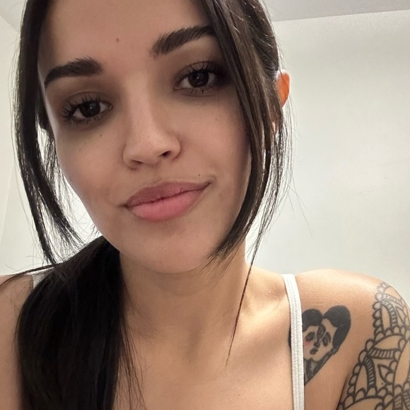 Profile Picture of Alysia Perez (@alysiapgrn) on Poshmark