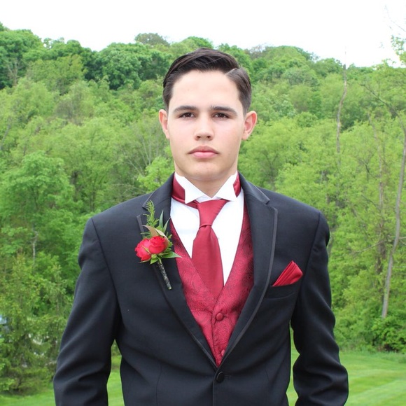 Profile Picture of Daniel Boardley (@boardley21) on Poshmark