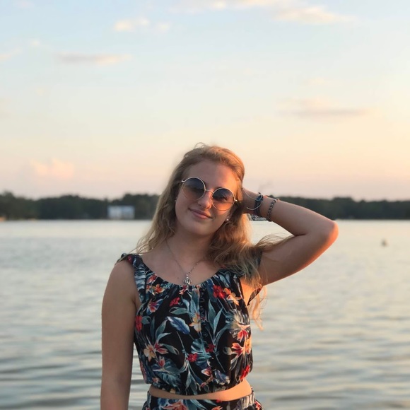 Profile Picture of Lainie Presson (@bugpresson) on Poshmark