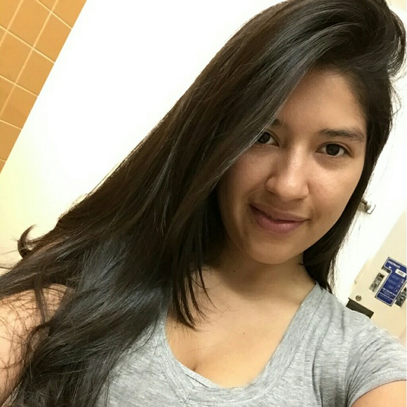 Profile Picture of Blanca Linzaga (@blinzaga) on Poshmark