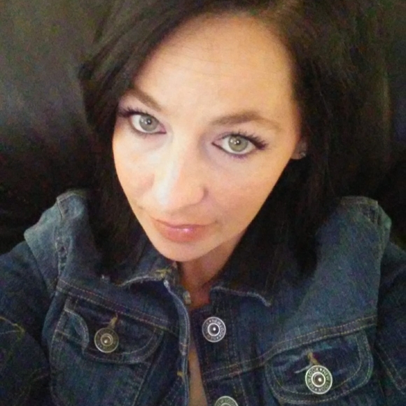 Profile Picture of Robin Swoboda (@robinswoboda) on Poshmark