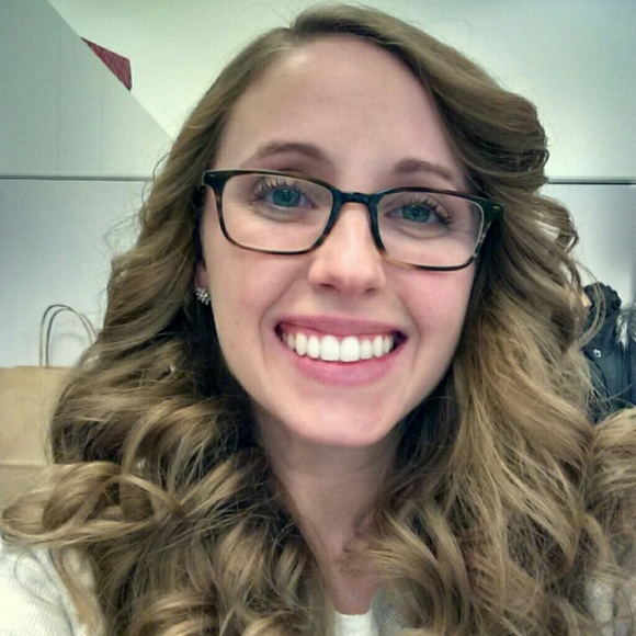 Profile Picture of Danielle Glickman (@dyarsinske) on Poshmark