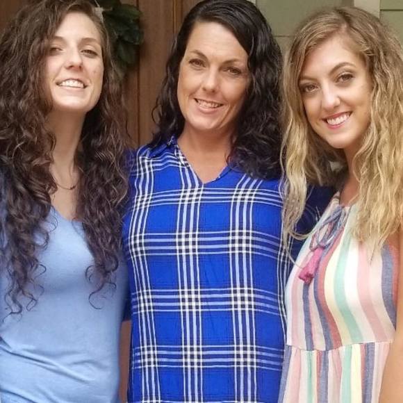 Profile Picture of Mandy Hubby (@hubbyamanda) on Poshmark