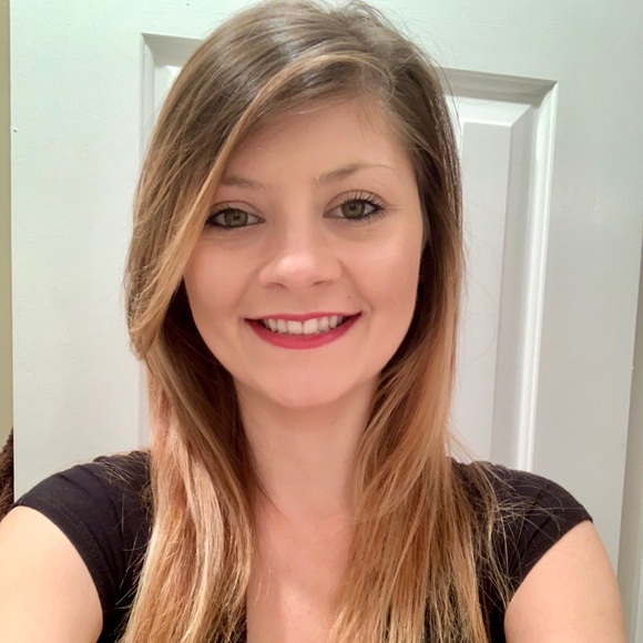 Profile Picture of Emma Hogan (@emmahogzilla) on Poshmark