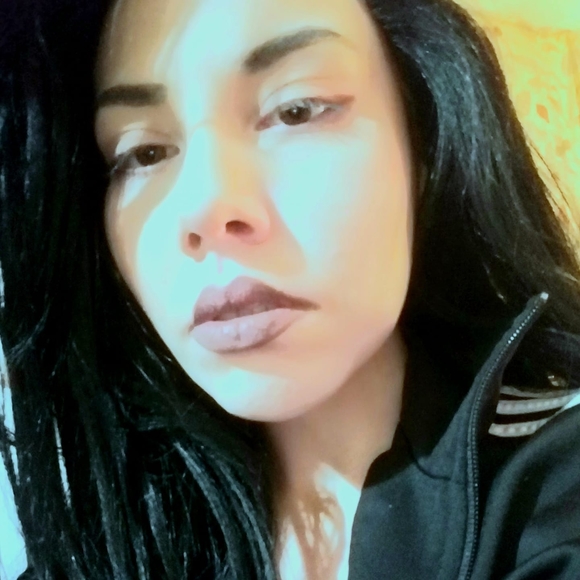 Profile Picture of Abbi Holwell (@deeniebabygirl) on Poshmark