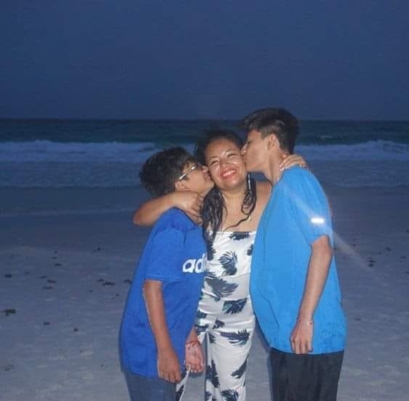 Profile Picture of Lorena Castillo (@lorisma2001) on Poshmark