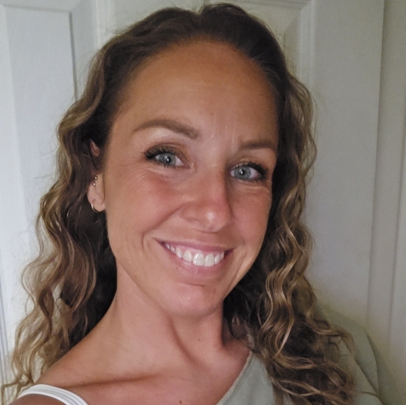 Profile Picture of Alaina Brockhouse (@hopeisaphase) on Poshmark