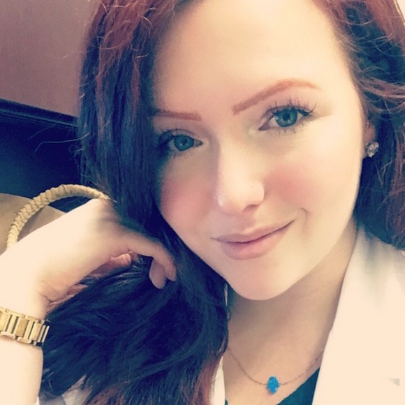 Profile Picture of Azra Muminovic (@azrarn) on Poshmark