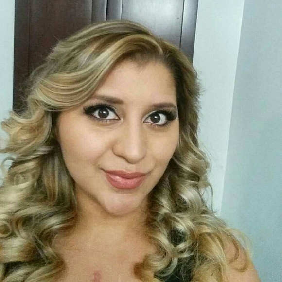 Profile Picture of Laura Araujo (@lauris8907) on Poshmark