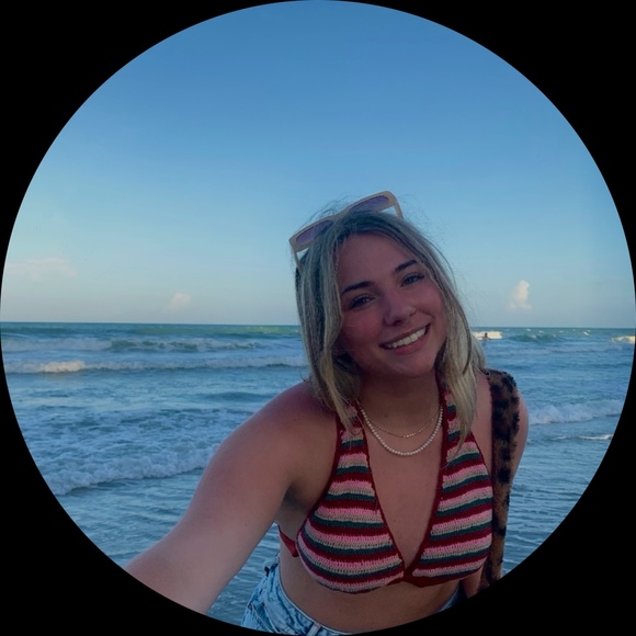 Profile Picture of Ava Popowitz (@avapopowitz) on Poshmark