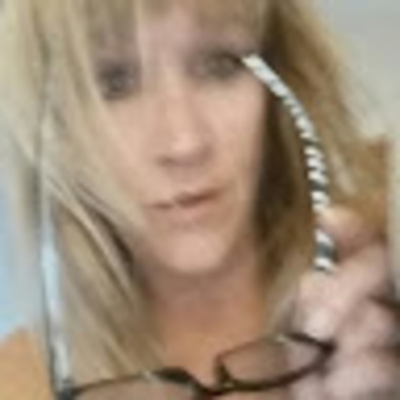 Profile Picture of Ithacalit Editor (@ithacaliteditor) on Poshmark