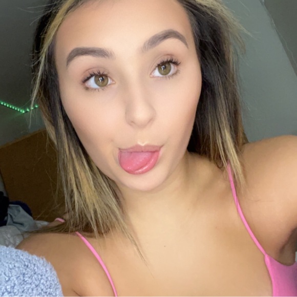 Profile Picture of Karlie Pace (@karliealivia2) on Poshmark