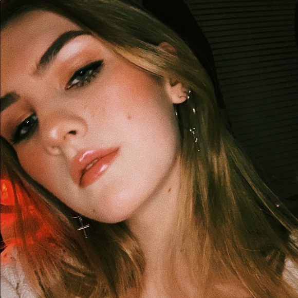 Profile Picture of Kelsey Arbeeny (@klsy418) on Poshmark