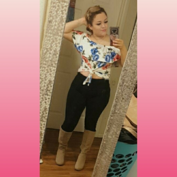 Profile Picture of Flor Rivas (@florrivas27) on Poshmark