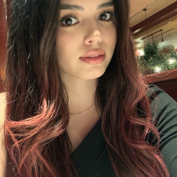 Profile Picture of Julieta Gonzalez (@julietariveraa) on Poshmark