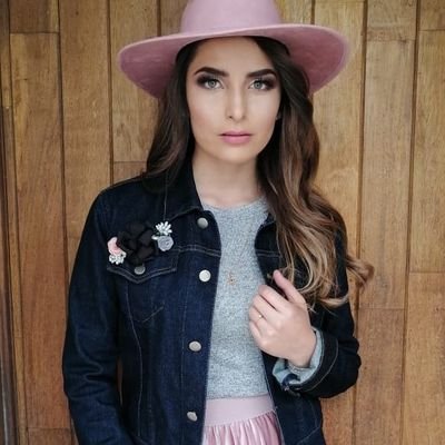 Profile Picture of Michelle De La Torre (@Micheldelatorr) on Twitter