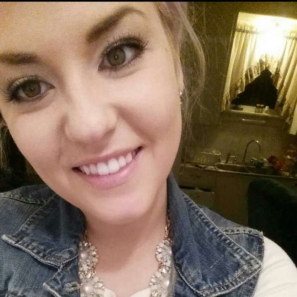 Profile Picture of Michaela Beyer (@callmehmichaela) on Poshmark