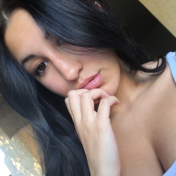 Profile Picture of Toni Deyling (@ton5i) on Poshmark