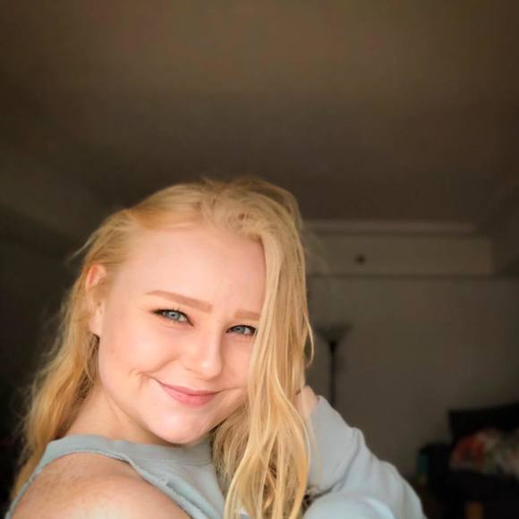 Profile Picture of Dawn Andersen (@sk84life) on Poshmark