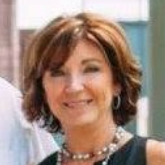 Profile Picture of Laura Deters (@mmwdet) on Poshmark