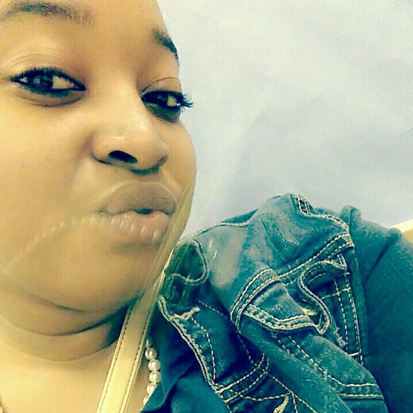 Profile Picture of Ski Silmon (@qumckinny) on Poshmark