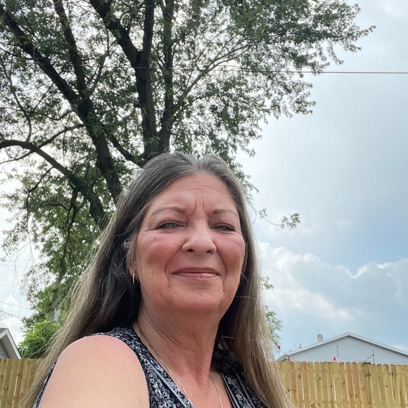 Profile Picture of Victoria Frontzak (@vfrontzak) on Poshmark