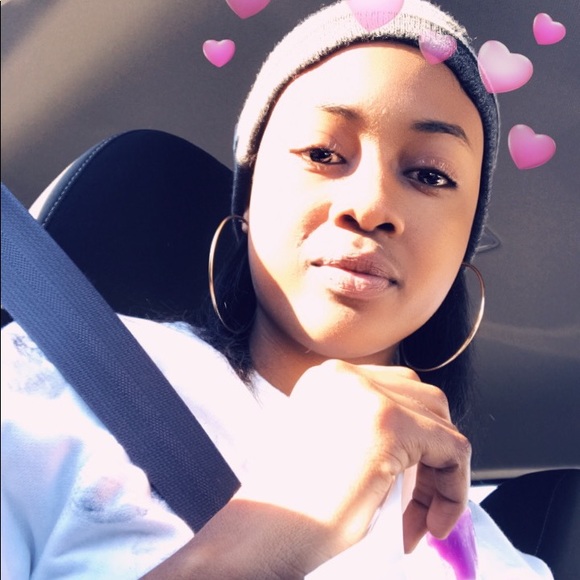 Profile Picture of Toni Gordon (@tonilowe29) on Poshmark