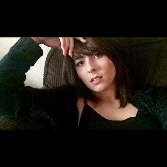 Profile Picture of Kali Rossa (@kalirossaaa) on Poshmark