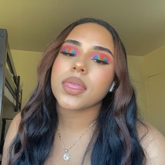 Profile Picture of Kelly Lora (@kellylora) on Poshmark