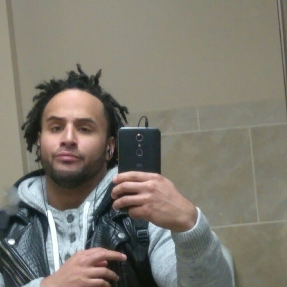 Profile Picture of Roberto Swift (@swizzyswifg10) on Poshmark