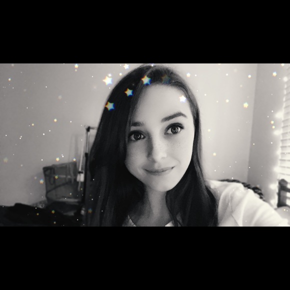 Profile Picture of Lily Cushard (@lilycush456) on Poshmark