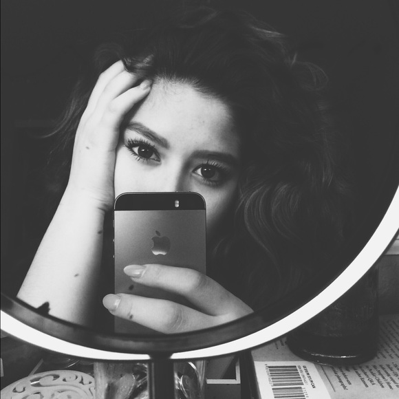 Profile Picture of Alexa Estrella (@alexa39) on Poshmark
